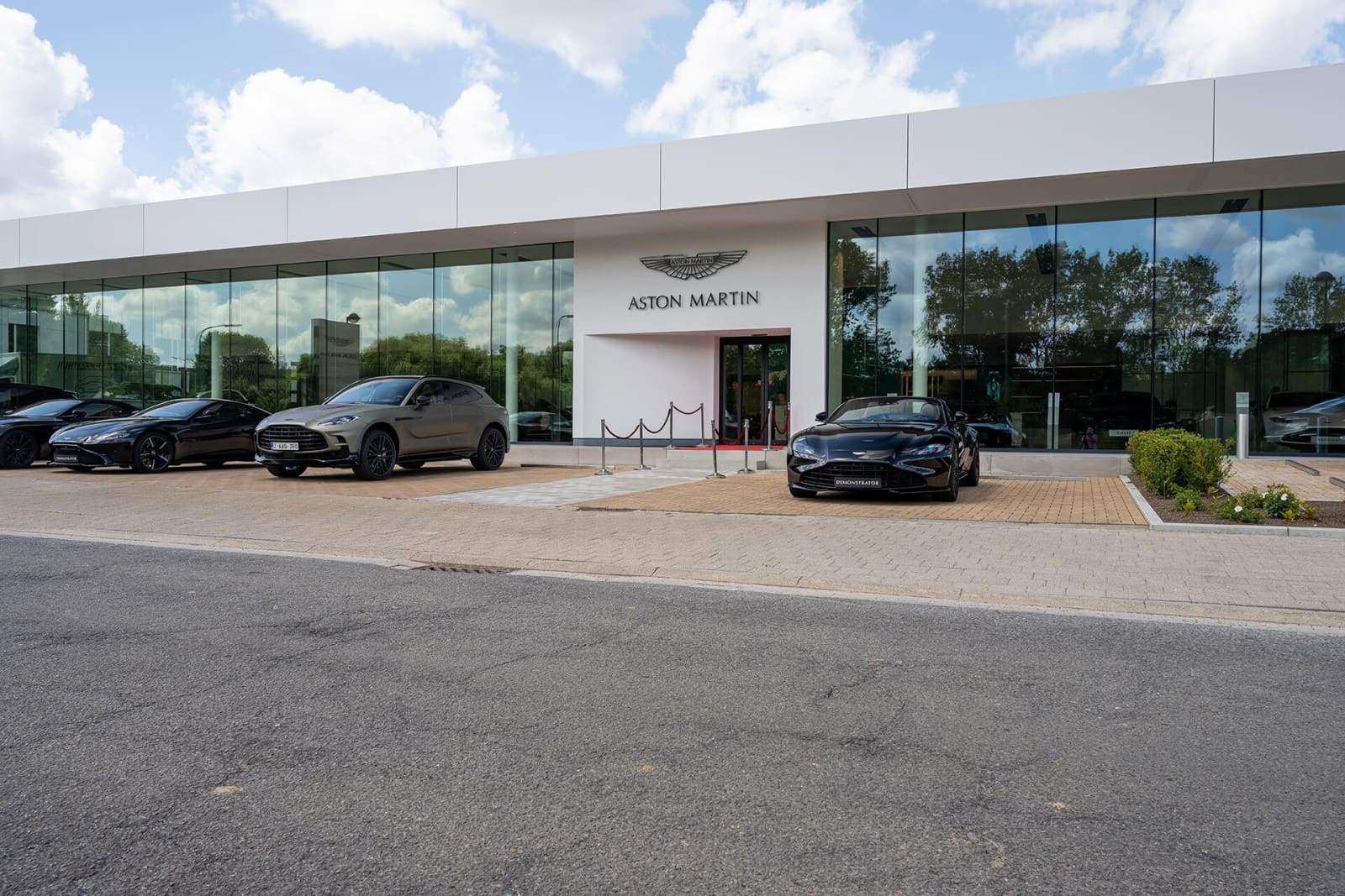 Aston Martin Concession Bruxelles Exterieur Face